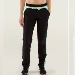 (B) Lulu Run Bandit Track Pant
Black Stripe Fresh Teal
